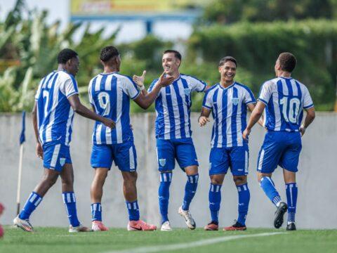 Equipes de base do Avaí F.C. comemorando vitória