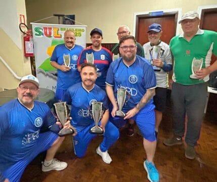 Equipe do Avaí Futmesa com troféu do Campeonato Sul-Brasileiro da Regra Dadinho