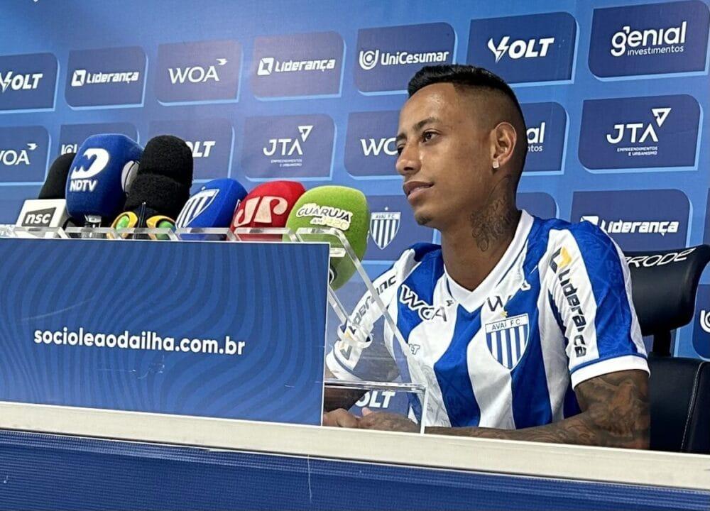 Imagem do treino do Avaí para a Série B com a chegada do meia Mendes