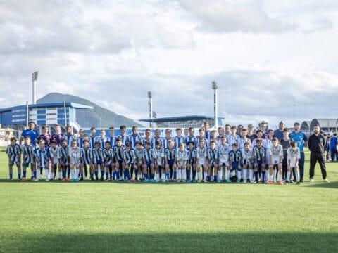 Jovens jogadores em ação em campo de futebol