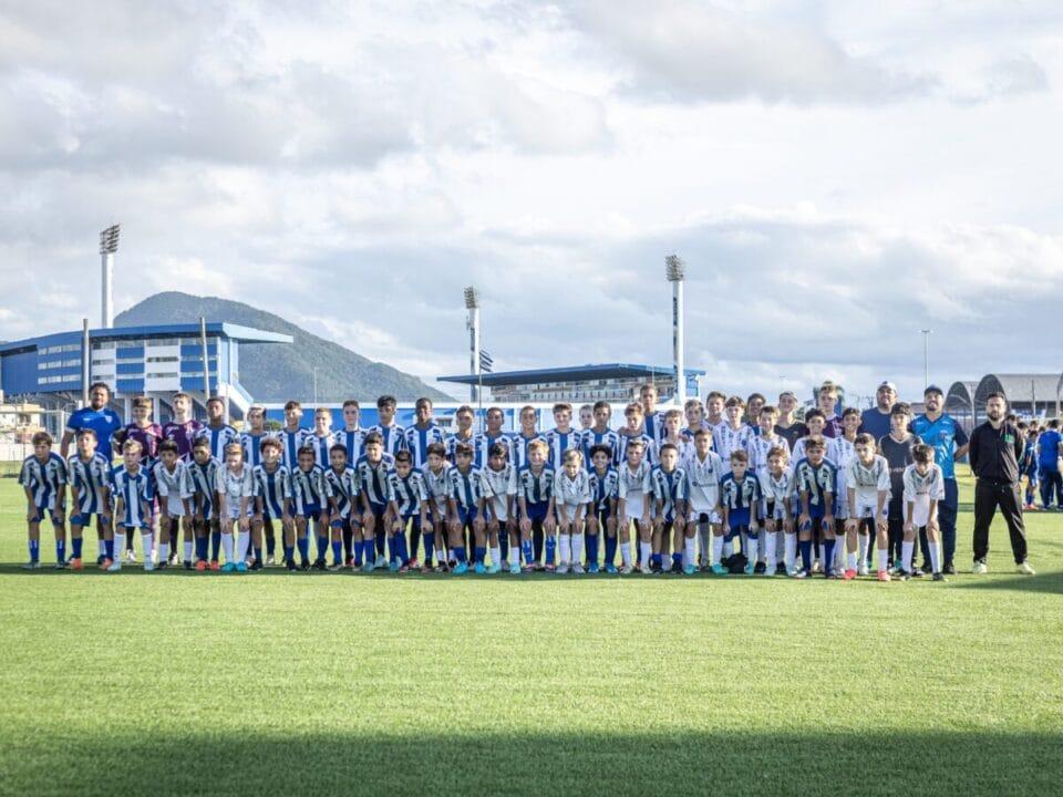 Jovens jogadores em ação em campo de futebol