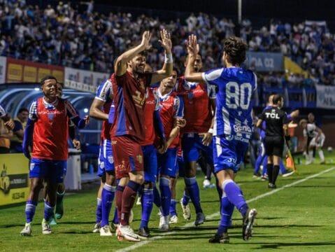 Jogadores em disputa de bola
