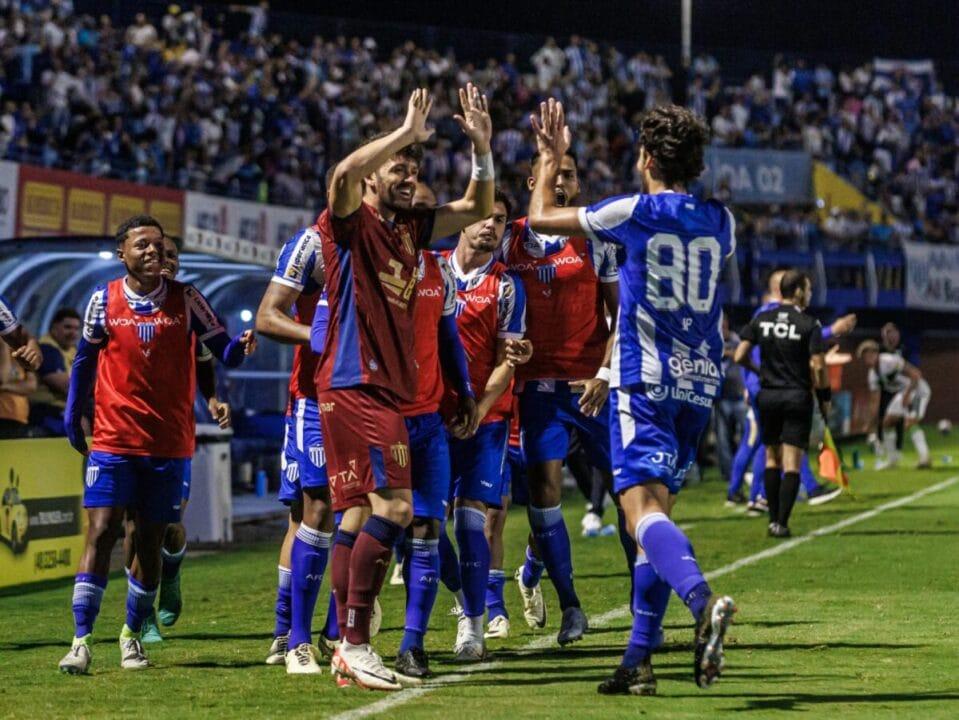 Jogadores em disputa de bola