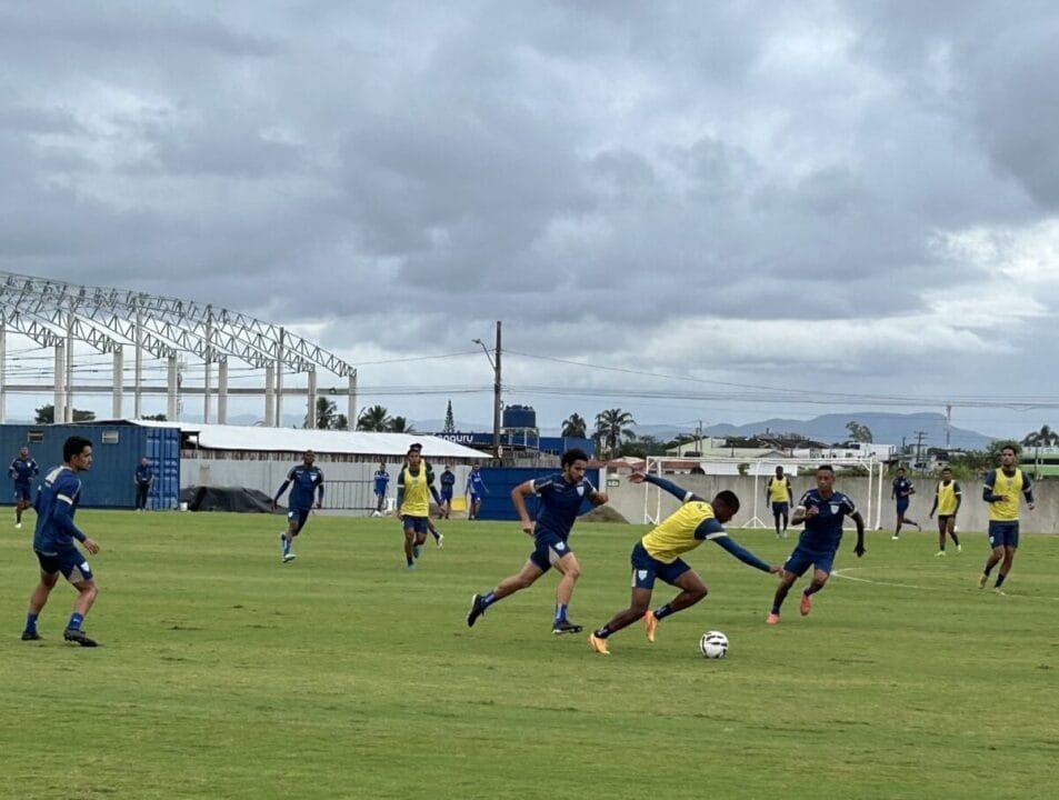 Jogadores do Avaí em treino de preparação para enfrentar o Cuiabá na Série B do Campeonato Brasileiro