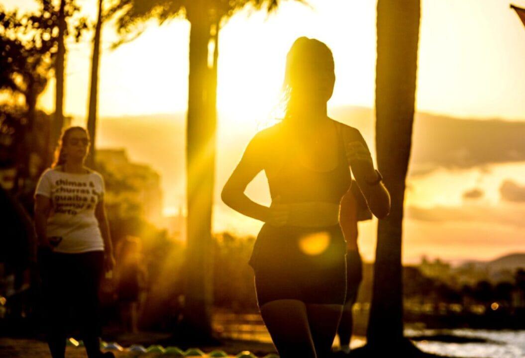 Corredor praticando corrida ao ar livre