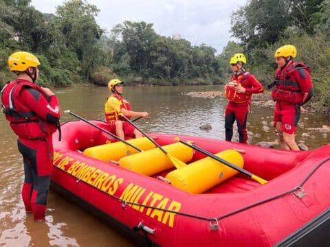 Bombeiros Militares participando de treinamento de busca e resgate em inundações e enxurradas
