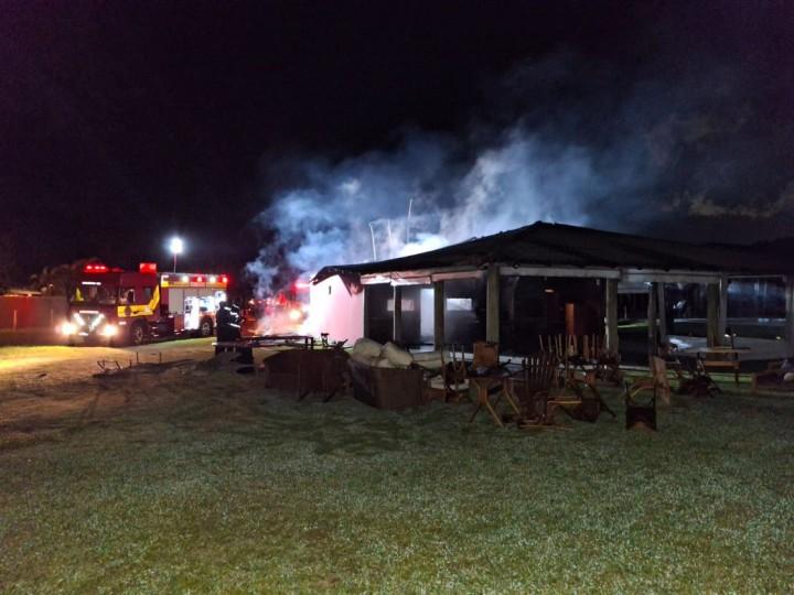 Equipe dos Bombeiros Militar de Santa Catarina no local do incêndio