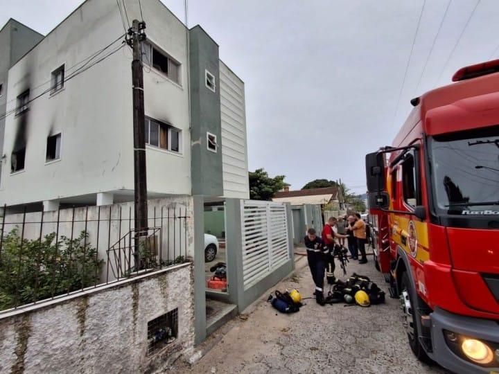 Bombeiros salvam moradores e animais de estimação em incêndio nos Ingleses