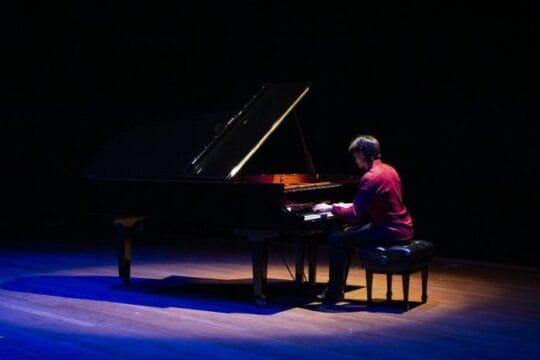 Pianista Bruno Hrabovsky tocando piano