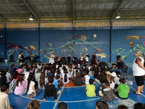 Crianças encantadas com a apresentação de Villa-Lobos para Crianças pela Camerata Florianópolis