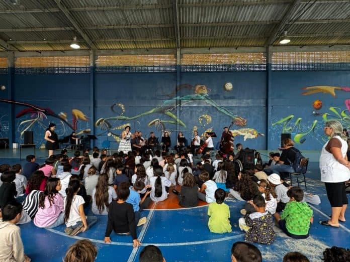 Crianças encantadas com a apresentação de Villa-Lobos para Crianças pela Camerata Florianópolis
