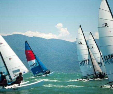 Velejadores competindo em Hobie Cat 14 e 16 em Florianópolis