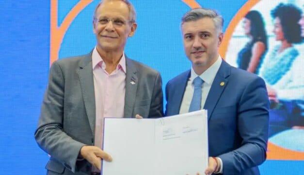 Profissionais durante treinamento