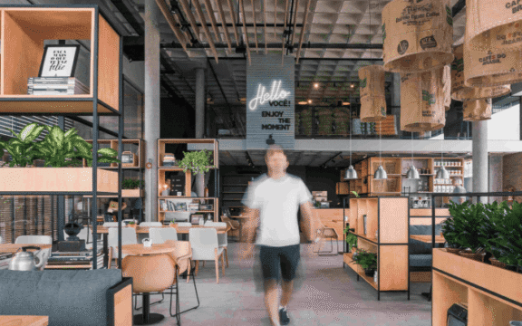 Evento diurno com café e música ao ar livre