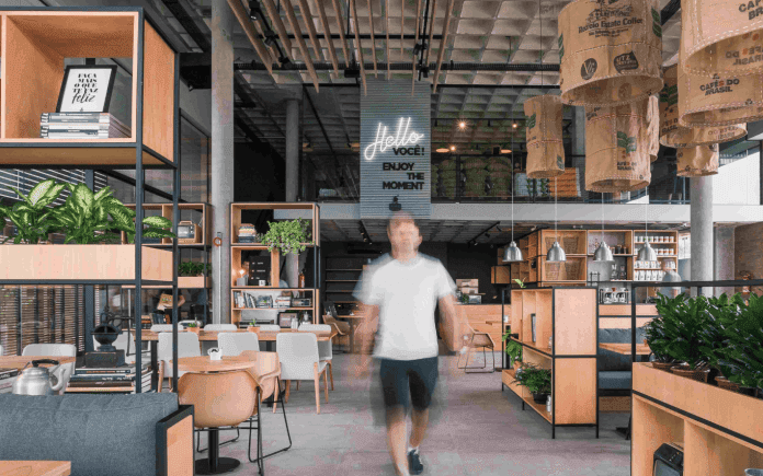 Evento diurno com café e música ao ar livre