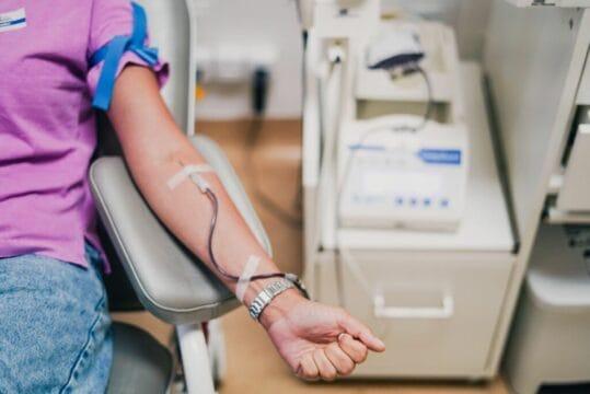 Veículos adaptados para coleta de sangue e informações sobre herpes-zóster