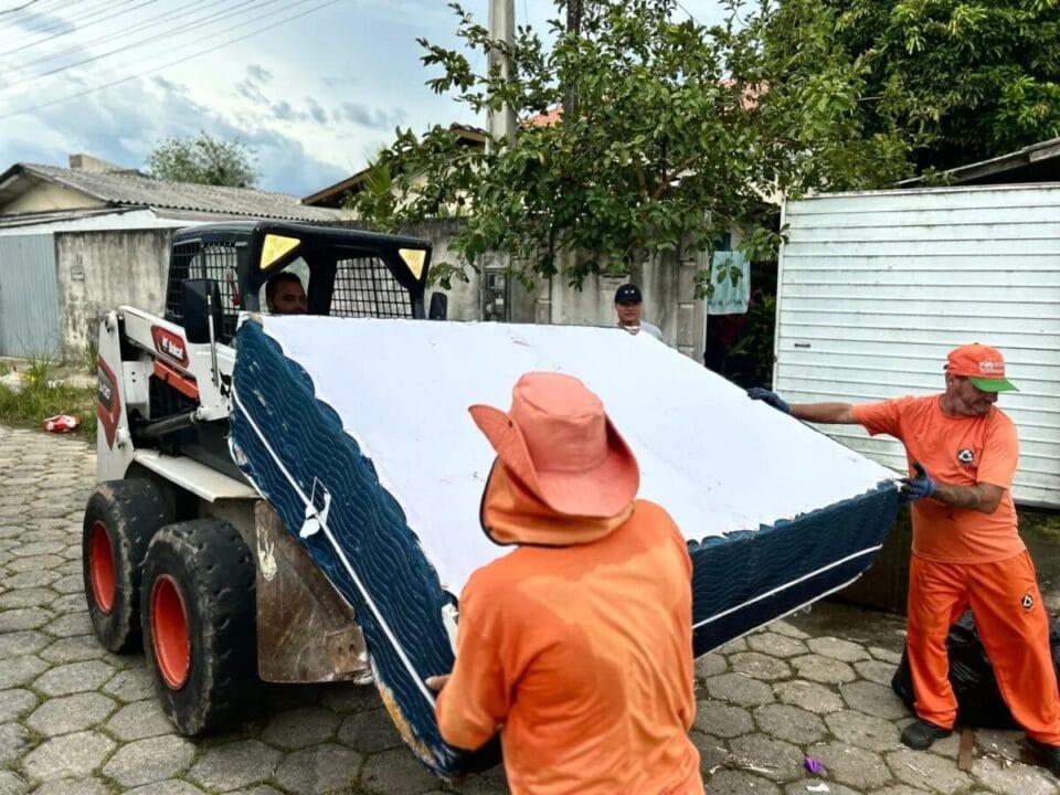 Móveis descartados nas ruas de São José