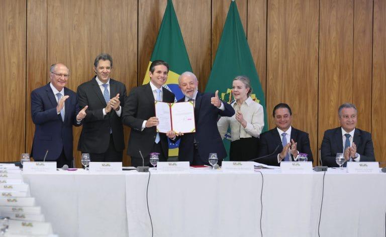 Deputados discutindo sobre isenção do Imposto de Renda em sessão parlamentar