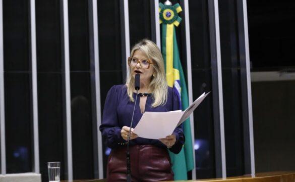 Deputados discutindo projeto de lei