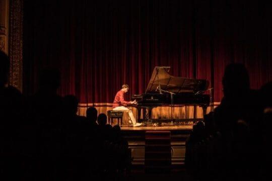 Pianista tocando piano em concerto de Rock ao Piano