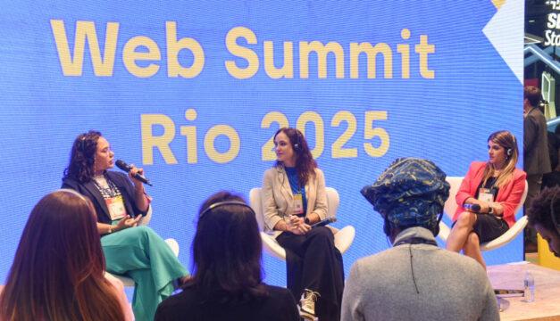 Mulher empreendedora participando de concurso de startups