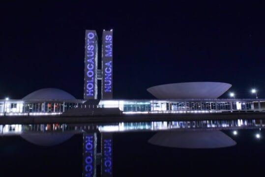 Projeção da frase 'Holocausto Nunca Mais' no Congresso Nacional