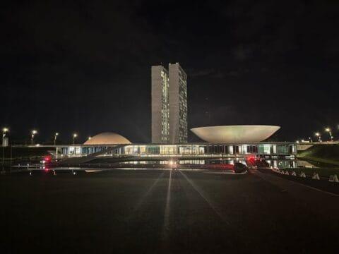Congresso Nacional iluminado em marrom para conscientização da prevenção à cegueira