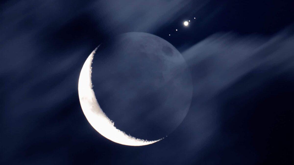 Lua e Júpiter próximos no céu noturno