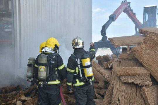 Equipe do CBMSC combatendo incêndio