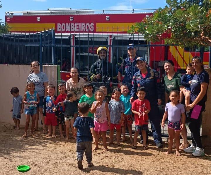 Crianças participam de ação de conscientização aquática do Corpo de Bombeiros Militar de Santa Catarina