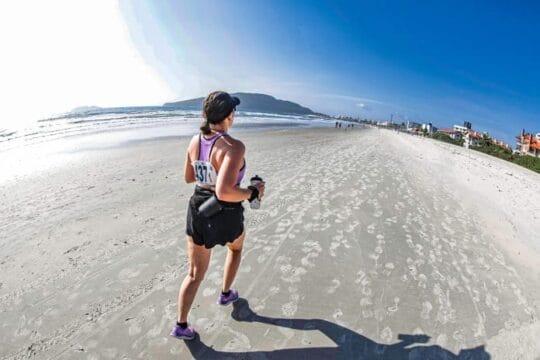 Corredores participando do Rezemento Volta à Ilha 2025 em Florianópolis