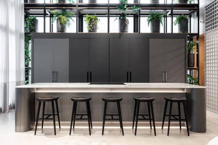 Cozinha moderna com iluminação integrada
