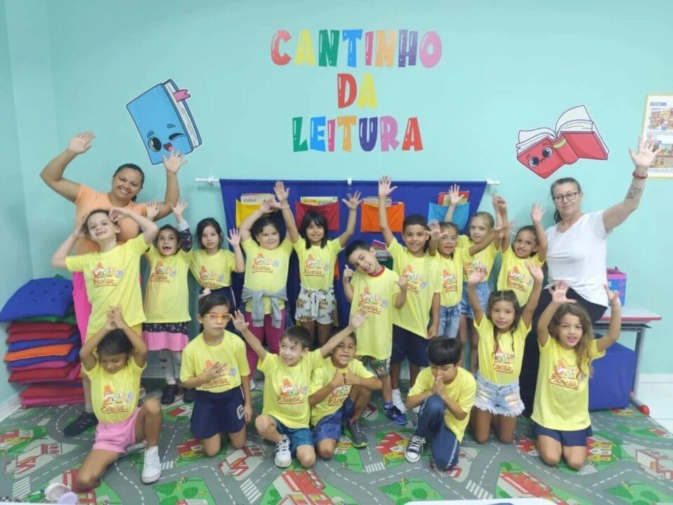 Alunos segurando certificados do Proerd