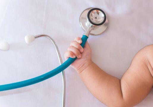 Crianças com traqueostomia recebendo cuidados médicos