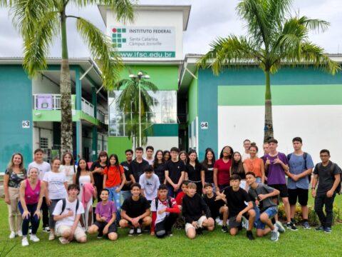 Alunos do 9º ano participando do curso Partiu IF no Câmpus Joinville