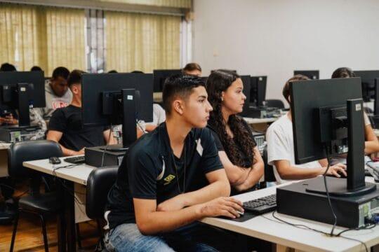 Estudantes em aula prática de curso técnico em Santa Catarina