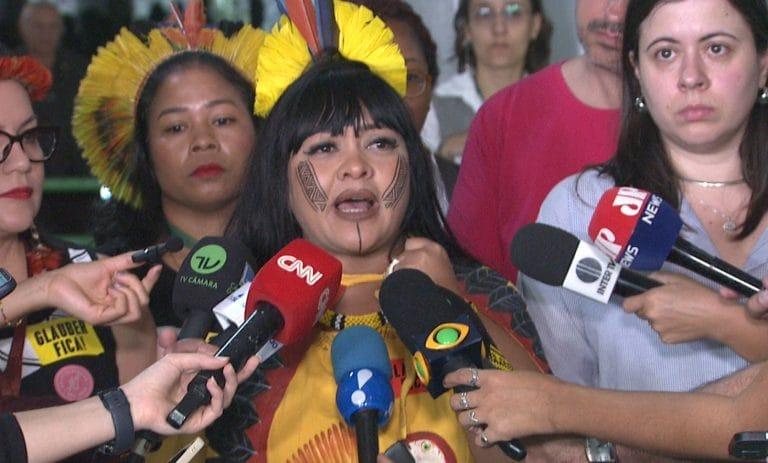 Deputada Célia Xakriabá e manifestantes indígenas marchando em Brasília