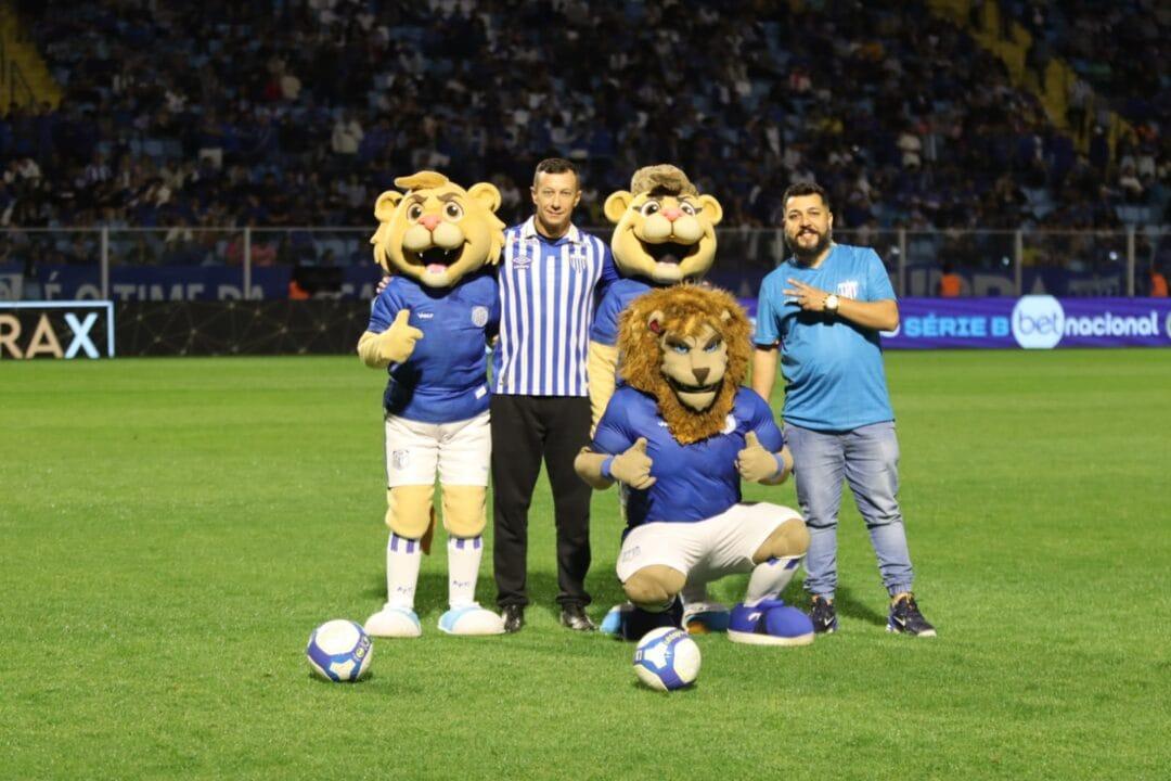 Imagem do mascote Leão da Ilha e sócios durante o desafio