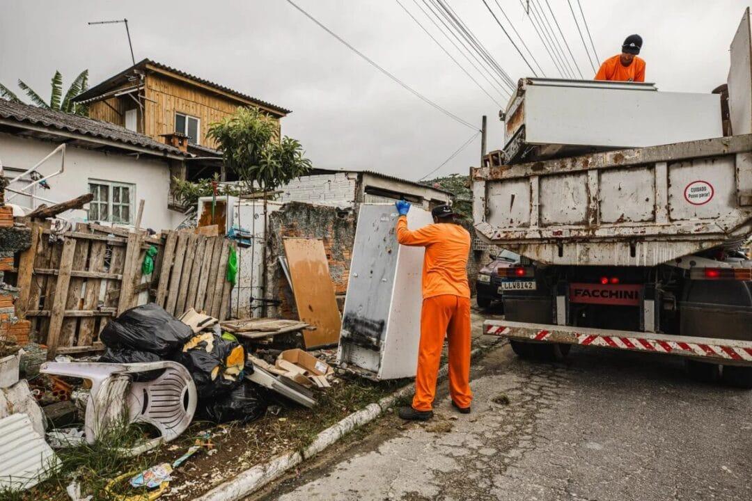 Móveis descartados irregularmente nas ruas de São José