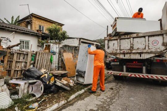 Móveis descartados irregularmente nas ruas de São José