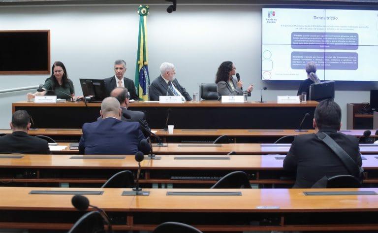 Idosos comendo juntos