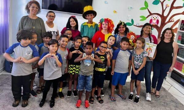 Alunos participando de atividades do Dia Nacional do Livro Infantil em escola de SC