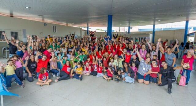 Família participando de atividades na escola