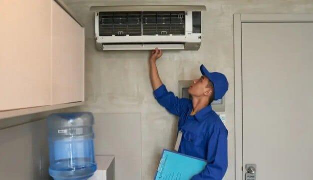 Empreendedor de refrigeração instalando equipamento