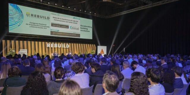 Engenheiros e arquitetos brasileiros participando do REBUILD 2025 em Madri