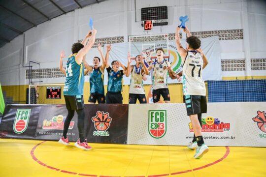 Jogadores em quadra de basquete