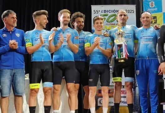 Atletas de ciclismo do AVAÍ F.C. / FME Florianópolis em competição no Uruguai