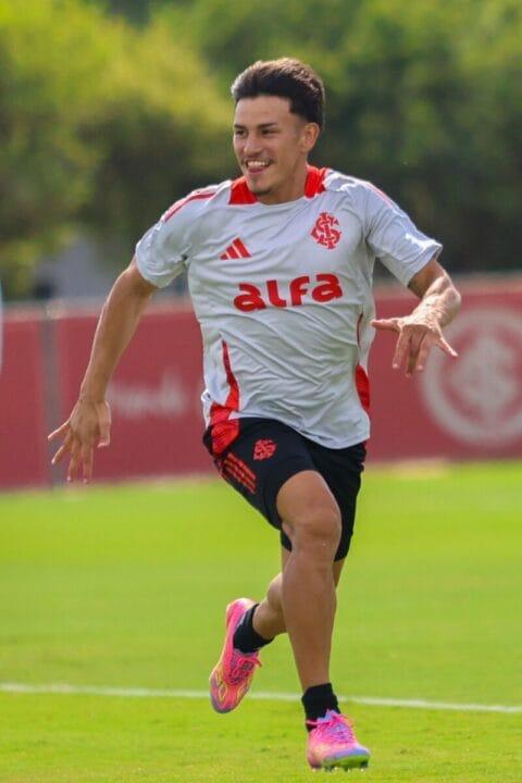 Equipe de futebol do Internacional treinando no gramado