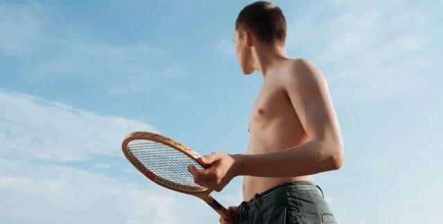 Crianças praticando beach tennis na arena em Palhoça