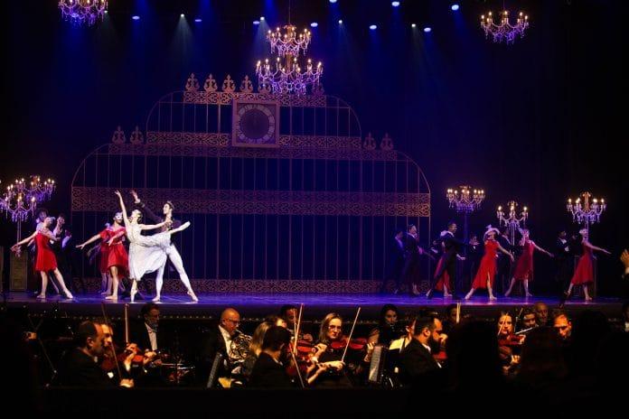 Apresentação artística unindo balé e música em frente ao mar